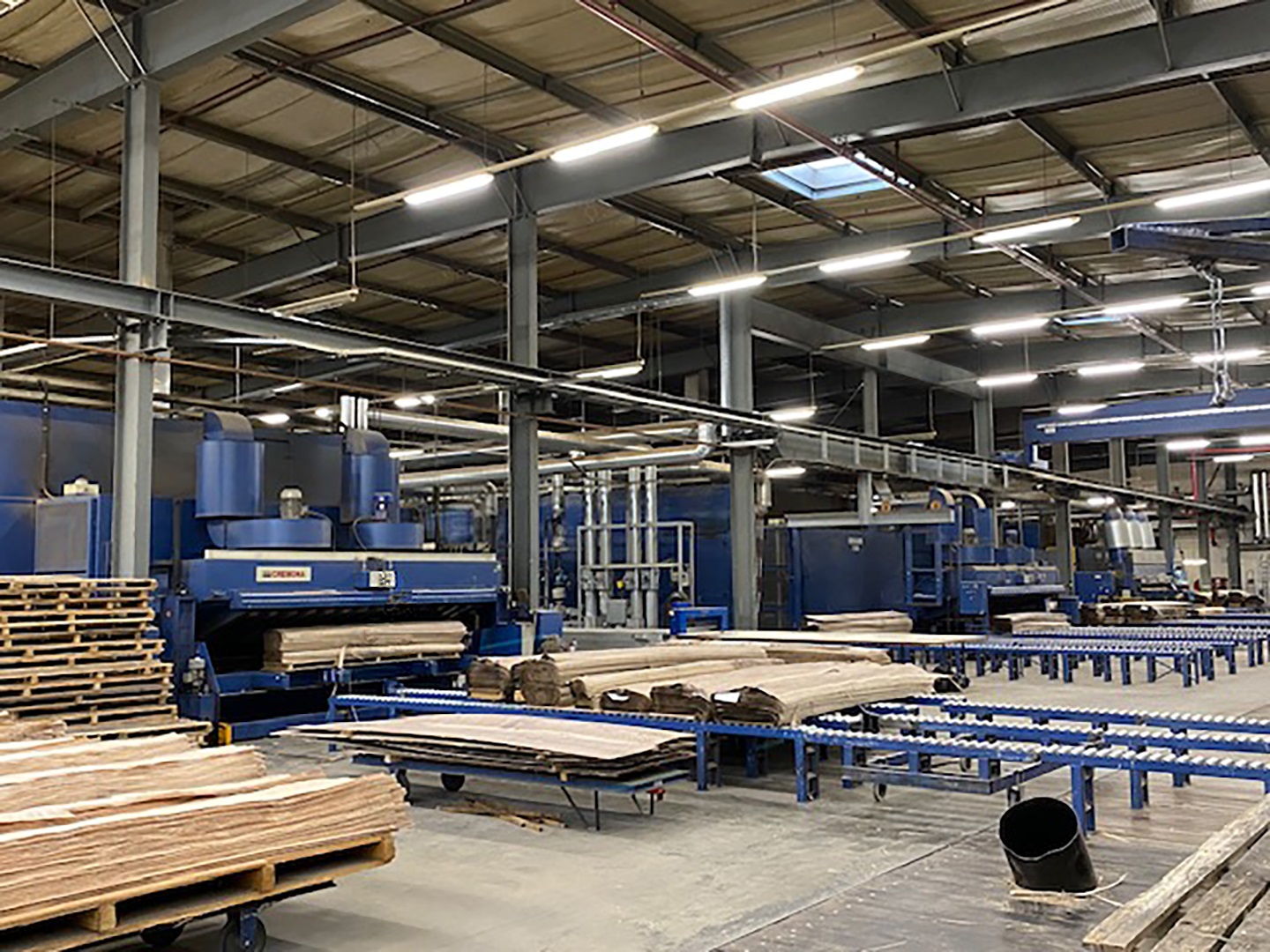 Produktionsanlagen und Werkstatttechnik aus der Holz- und Furnierbearbeitung
